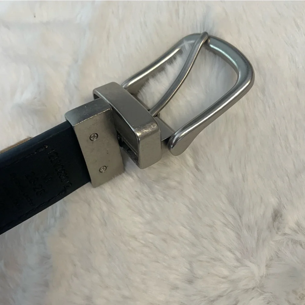 Levi’s Big Boys Reversible black and brown leather belt with silver buckle, M